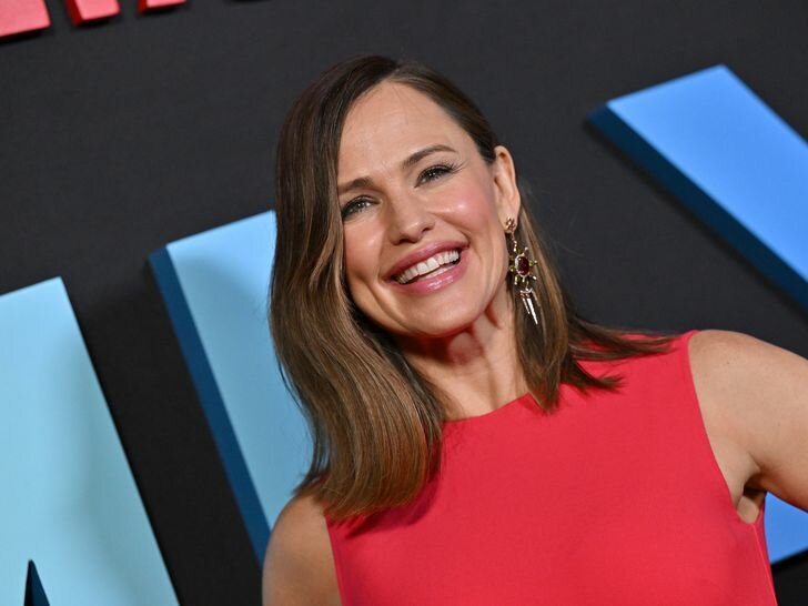 Jennifer Garner Shoulder-Length Hair Smiling Red Dress 'Family Switch' Premiere