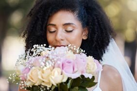 natural wedding makeup _ Bride holding a bouquet