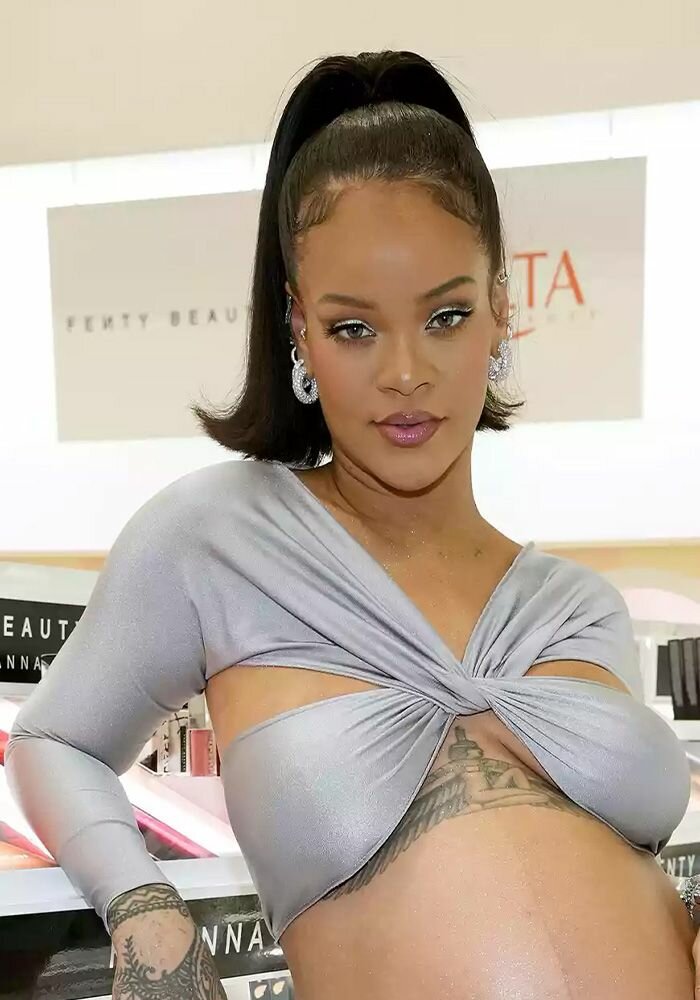 Rihanna wearing a Retro Flipped-Out Ponytail 