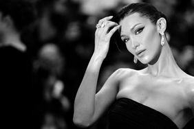 Black and white photo of Bella Hadid with a humidity-proof hairstyle