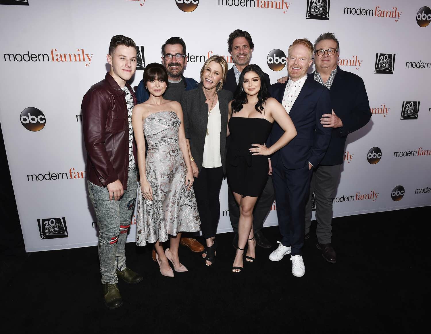 'Modern Family' cast poses on the red carpet