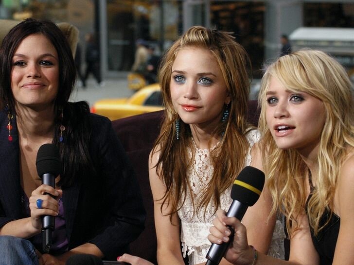 mary-kate olsen, ashley olsen, and rachel bilson attend a taping of MTV's "TRL"