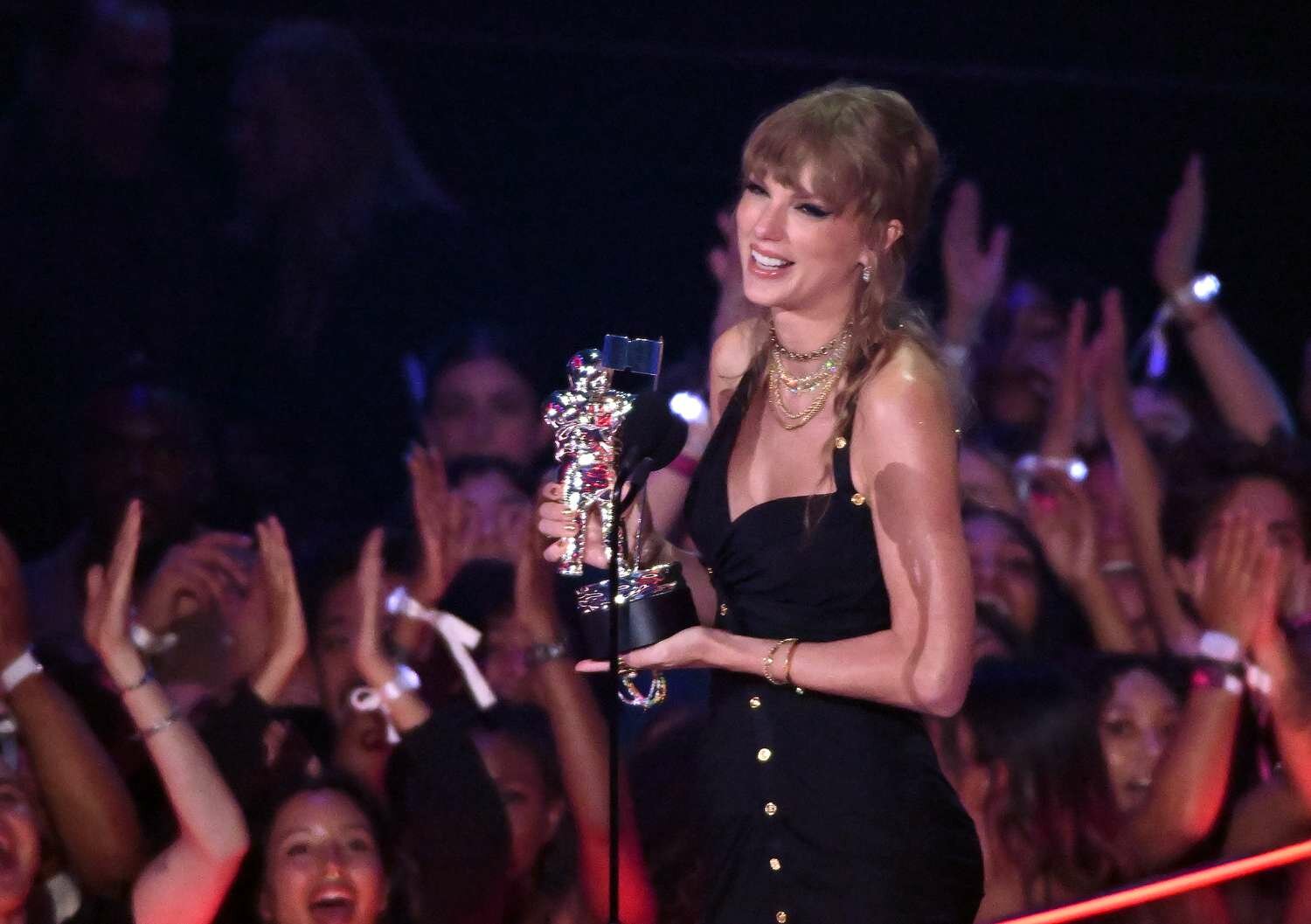 Taylor Swift accepts the Best Pop award for "Anti-Hero"