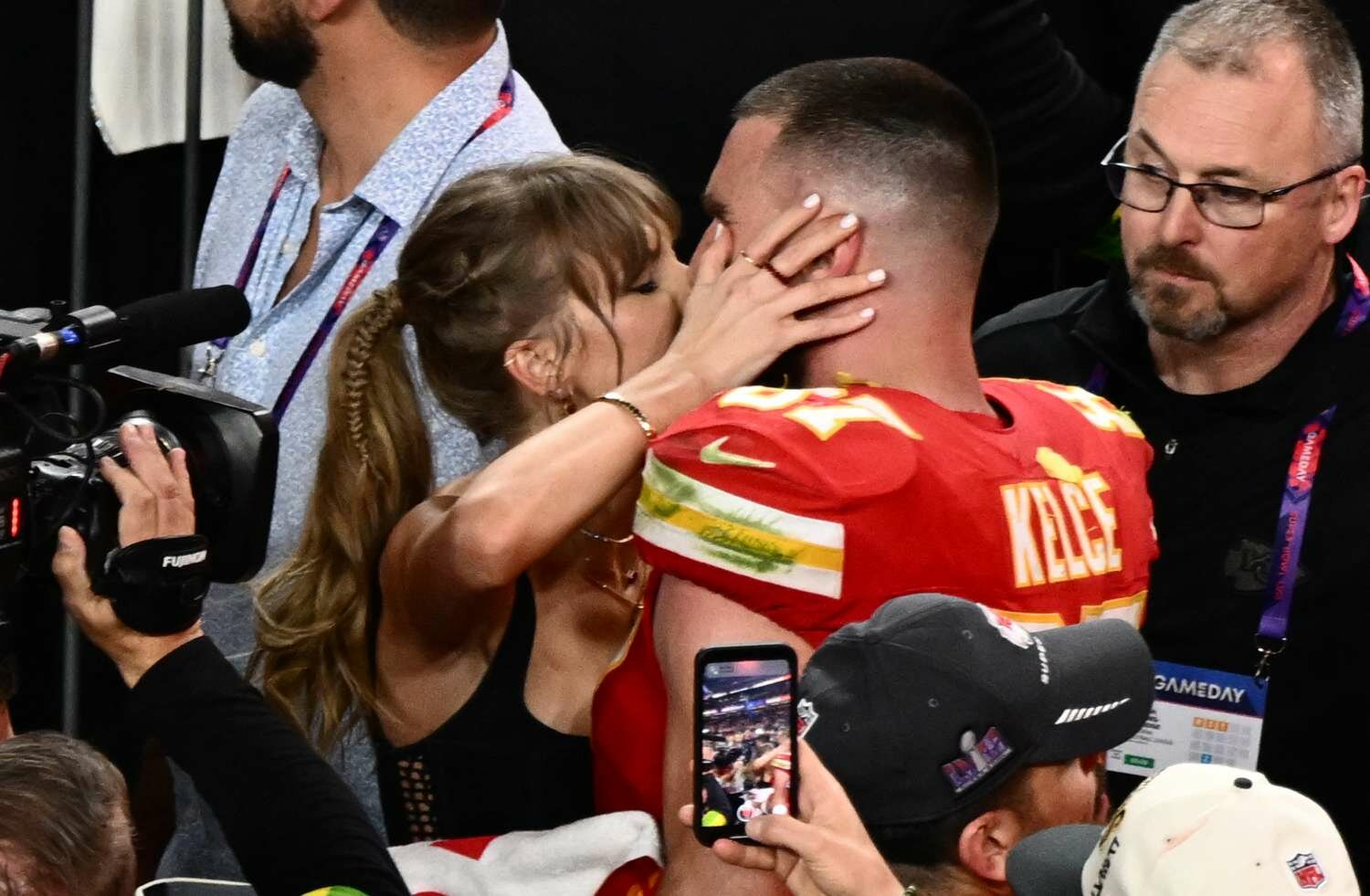  Taylor Swift kisses Kansas City Chiefs' tight end #87 Travis Kelce after the Chiefs won 