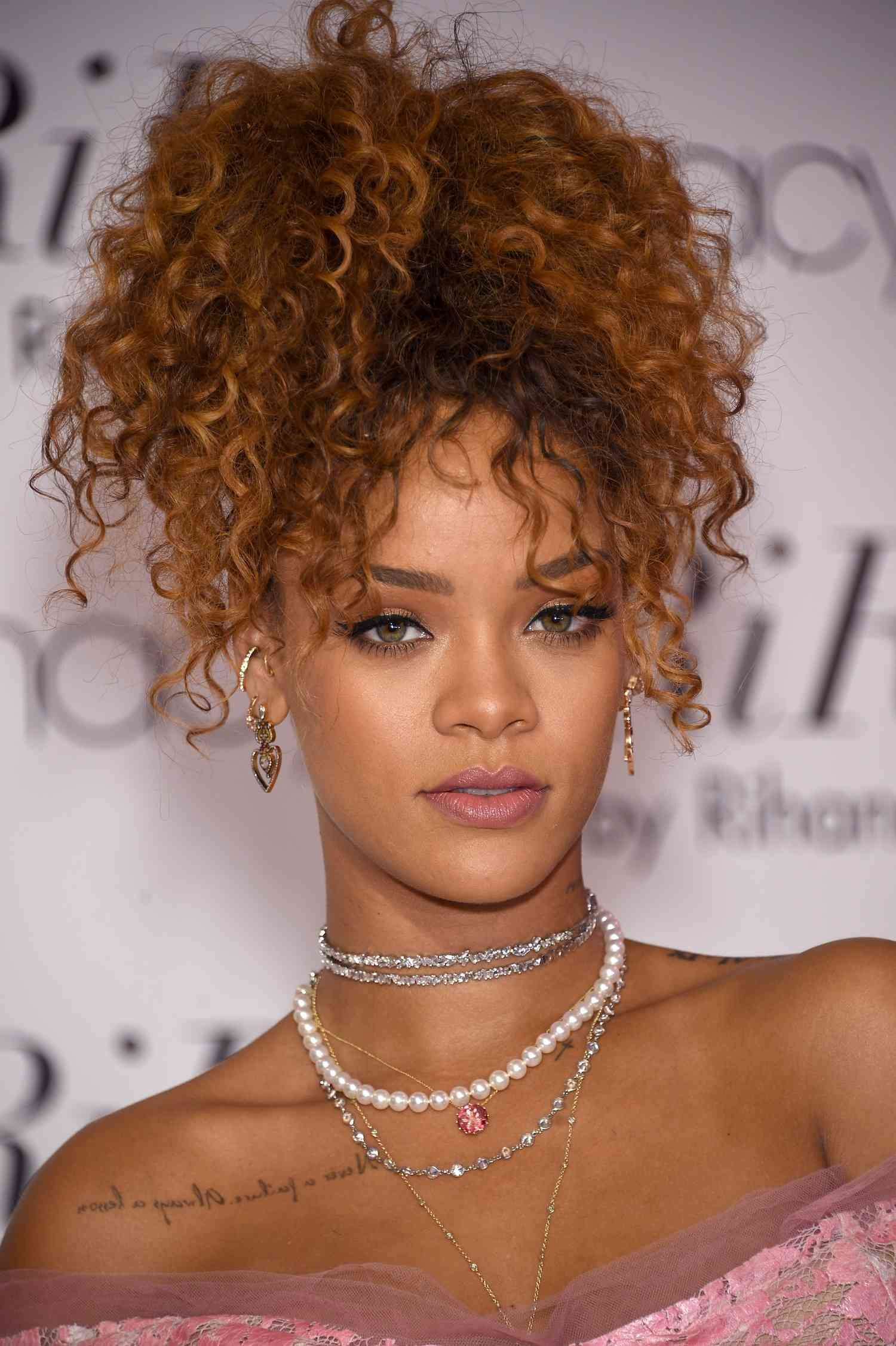 Rihanna with curly ponytail Rihanna hairstyles