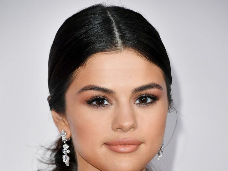 Actress Selena Gomez attends the 2016 American Music Awards at Microsoft Theater on November 20, 2016 in Los Angeles, California.