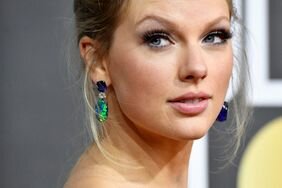 NEWS: Taylor Swift's Straight Hair and Red Lip